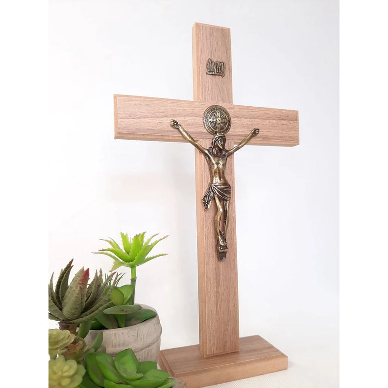 Cruz Crucifixo de Madeira de 33,5cm com Cristo em Bronze no Tamanho com Base de Mesa e Suporte pra Parede